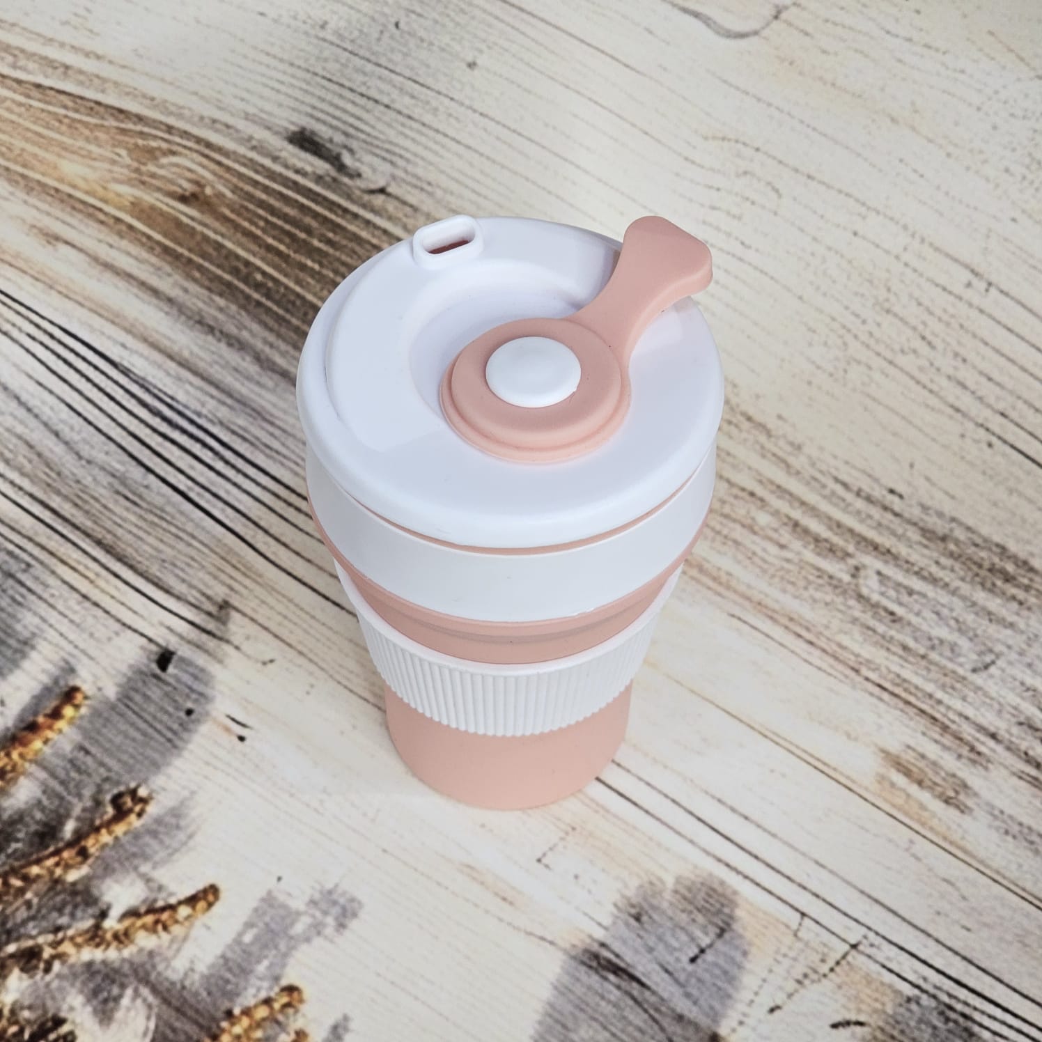Eco-friendly and portable pink silicone coffee mug, ideal for enjoying hot or cold beverages on the go.www.usmile.toys